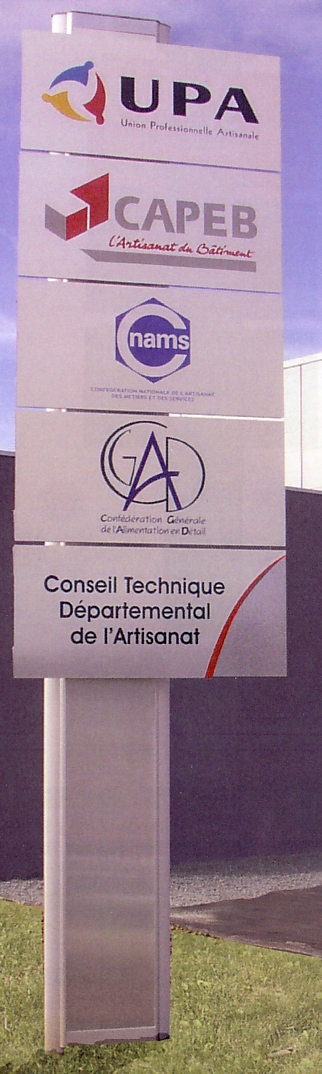 totem "victoire" : signal&eacute;tique et signalisation.