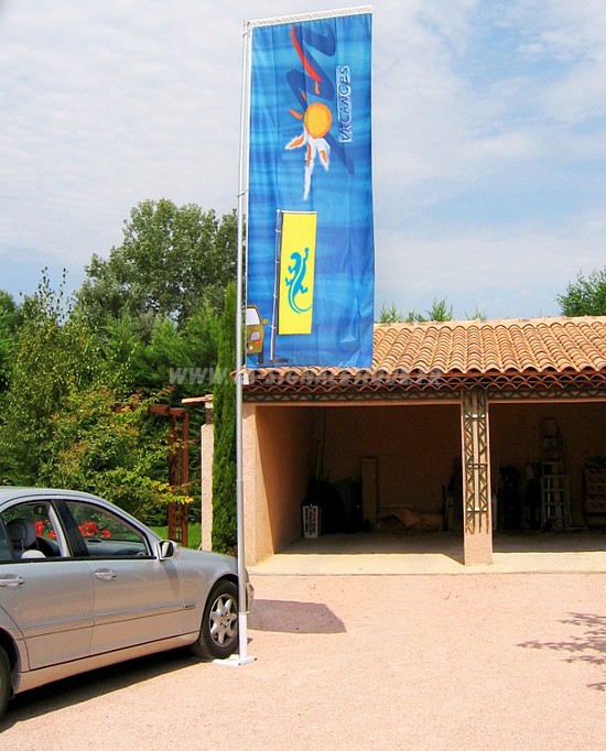 drapeau publicitaire - mât télescopique avec bannière et pied autocal  Mât, potence et drapeau publicitaire : outils de signalétique mat telescopique